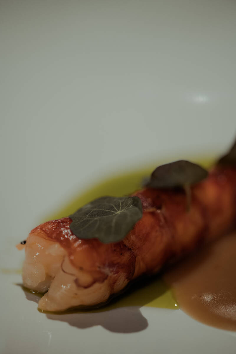 Langostino a la parrilla con hojas en plato artesanal