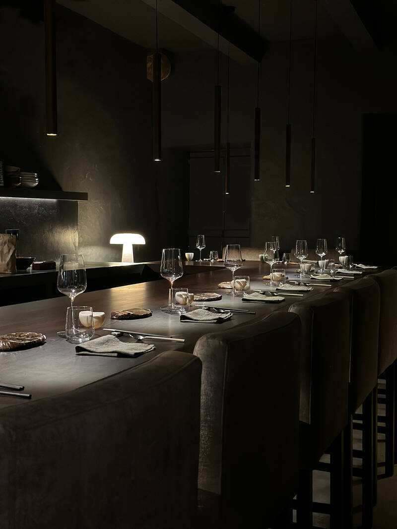 Barra omakase con puestos e iluminación íntima