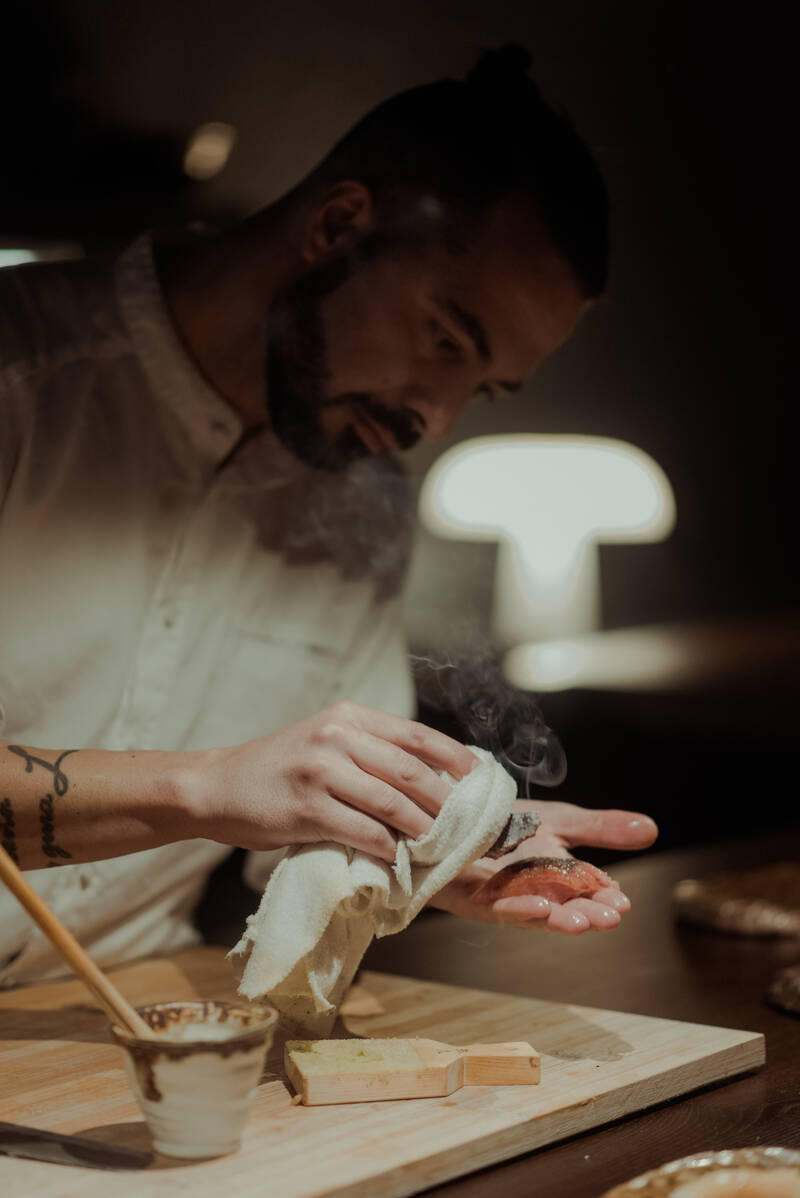 Chef Ricardo Casqueiro preparando nigiri con oshibori caliente