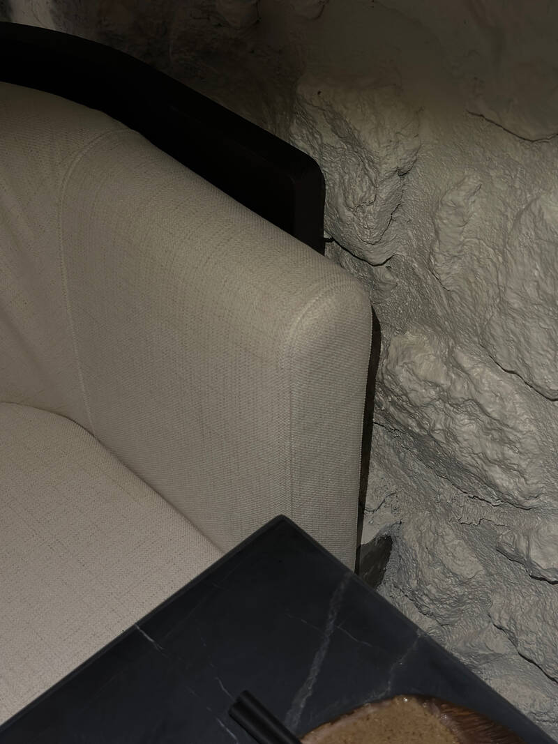 Detalle de silla y pared de piedra encalada