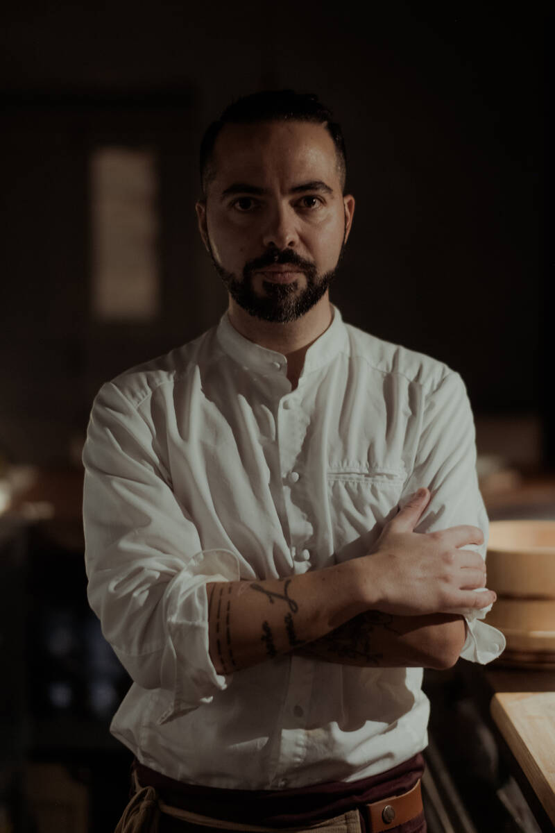 Retrato del chef Ricardo Casqueiro con los brazos cruzados