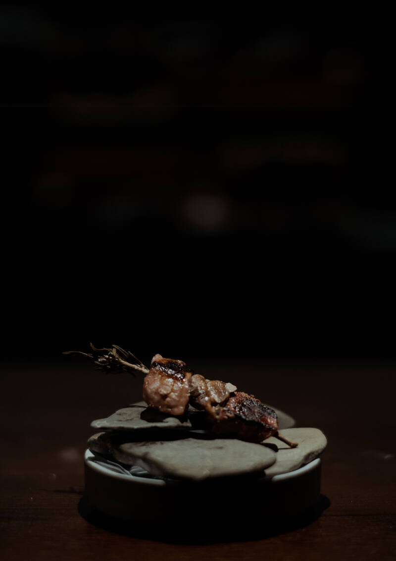 Yakitori a la parrilla sobre piedra