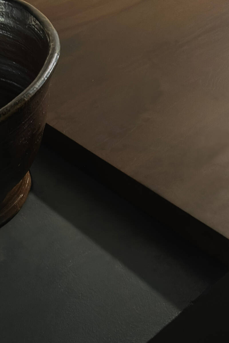 Detalle de barra y taza de cerámica