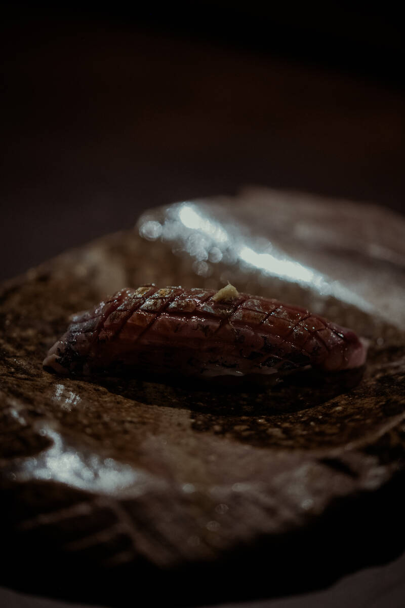 Nigiri a la parrilla con cortes y humo