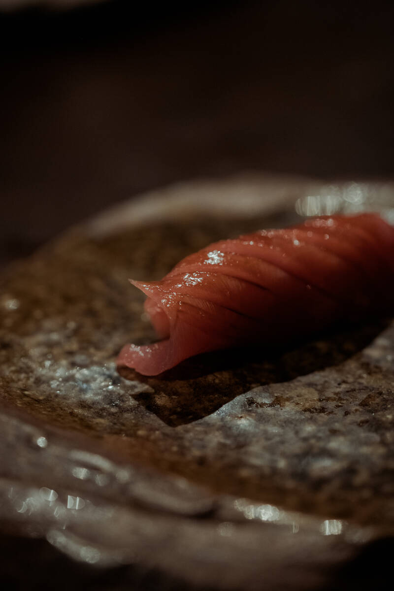 Nigiri de atún toro sobre plato artesanal